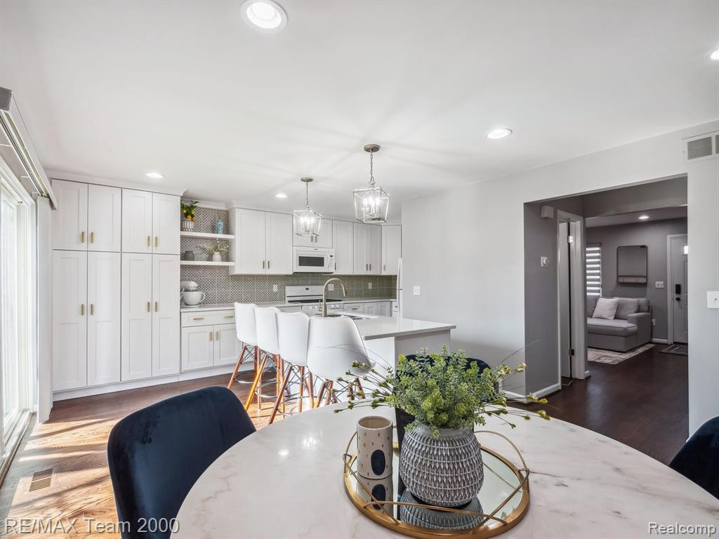 1872 NEWPORTE Court, Royal Oak, MI 48073 — Photo 10