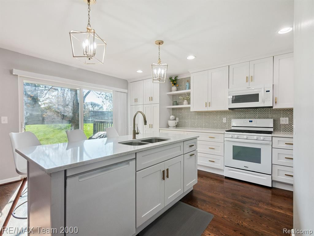 1872 NEWPORTE Court, Royal Oak, MI 48073 — Photo 11