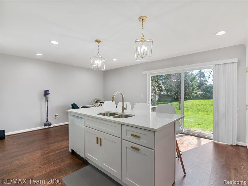 1872 NEWPORTE Court, Royal Oak, MI 48073 — Photo 12