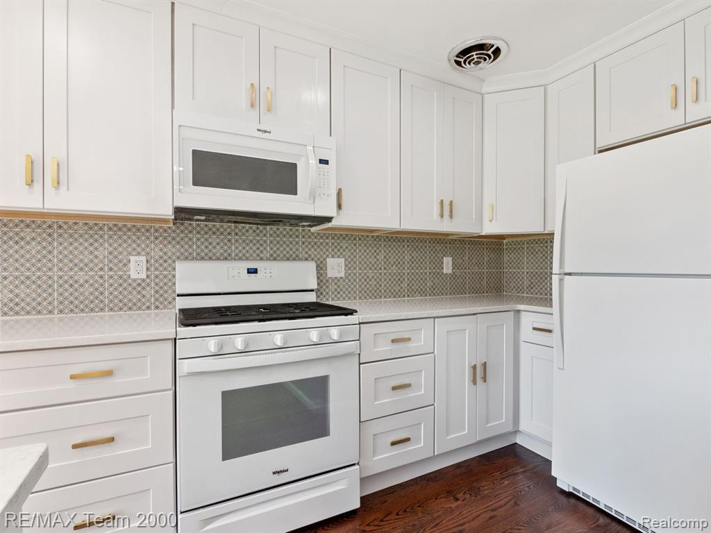 1872 NEWPORTE Court, Royal Oak, MI 48073 — Photo 13