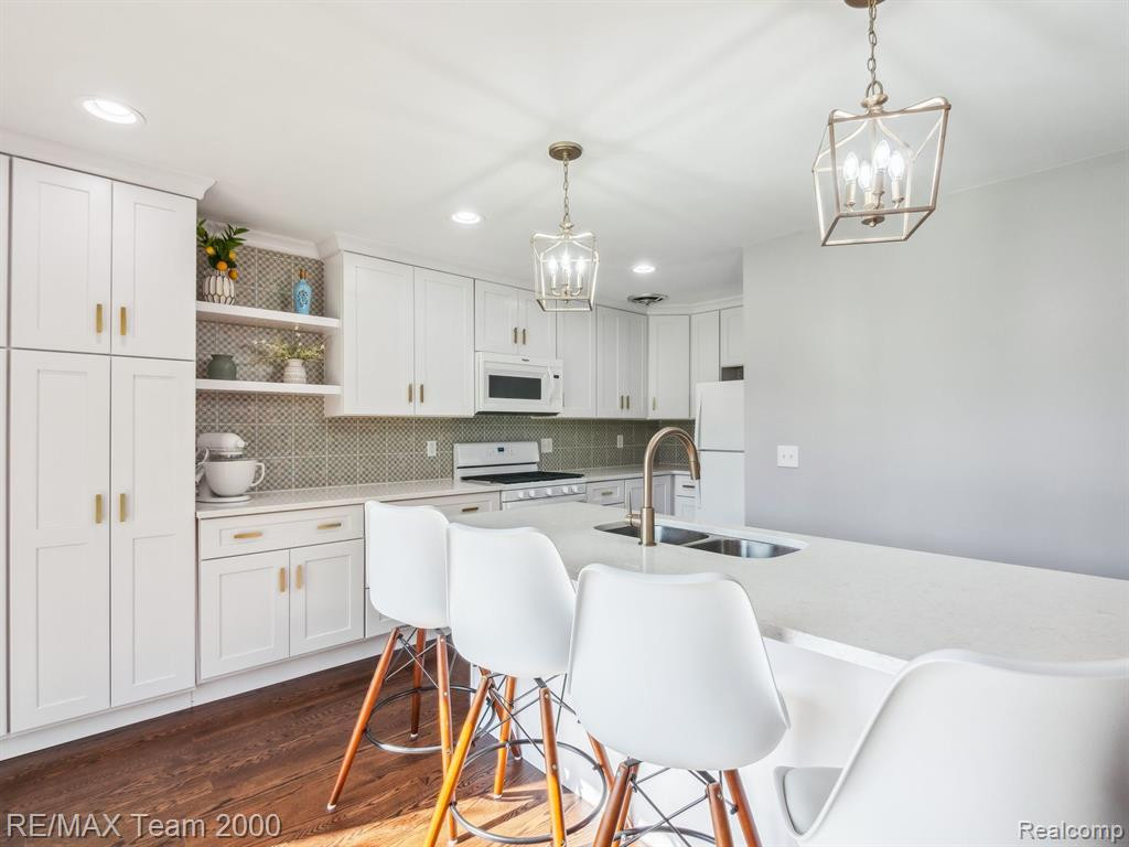 1872 NEWPORTE Court, Royal Oak, MI 48073 — Photo 14