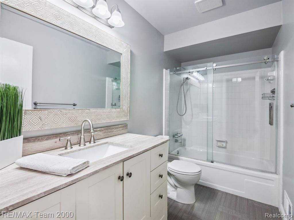 1872 NEWPORTE Court, Royal Oak, MI 48073 — Photo 17