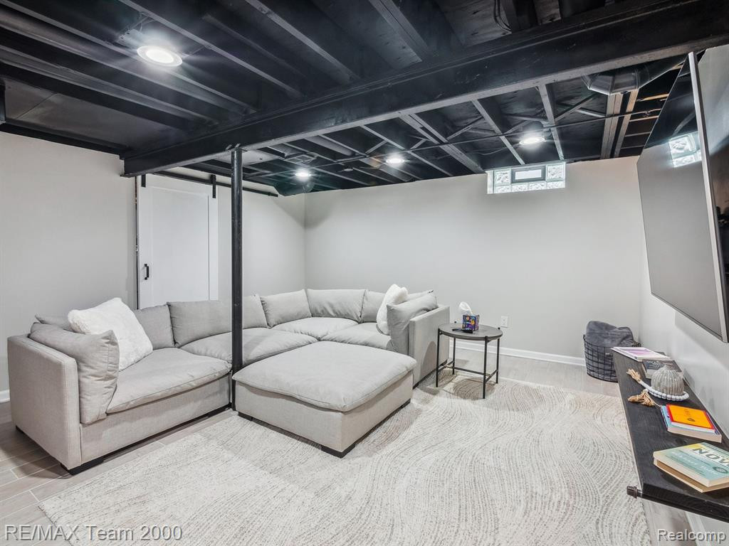 1872 NEWPORTE Court, Royal Oak, MI 48073 — Photo 21
