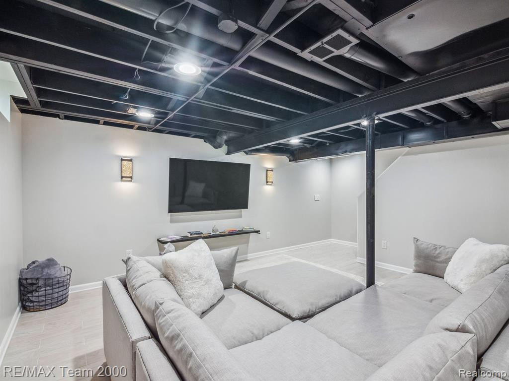 1872 NEWPORTE Court, Royal Oak, MI 48073 — Photo 22