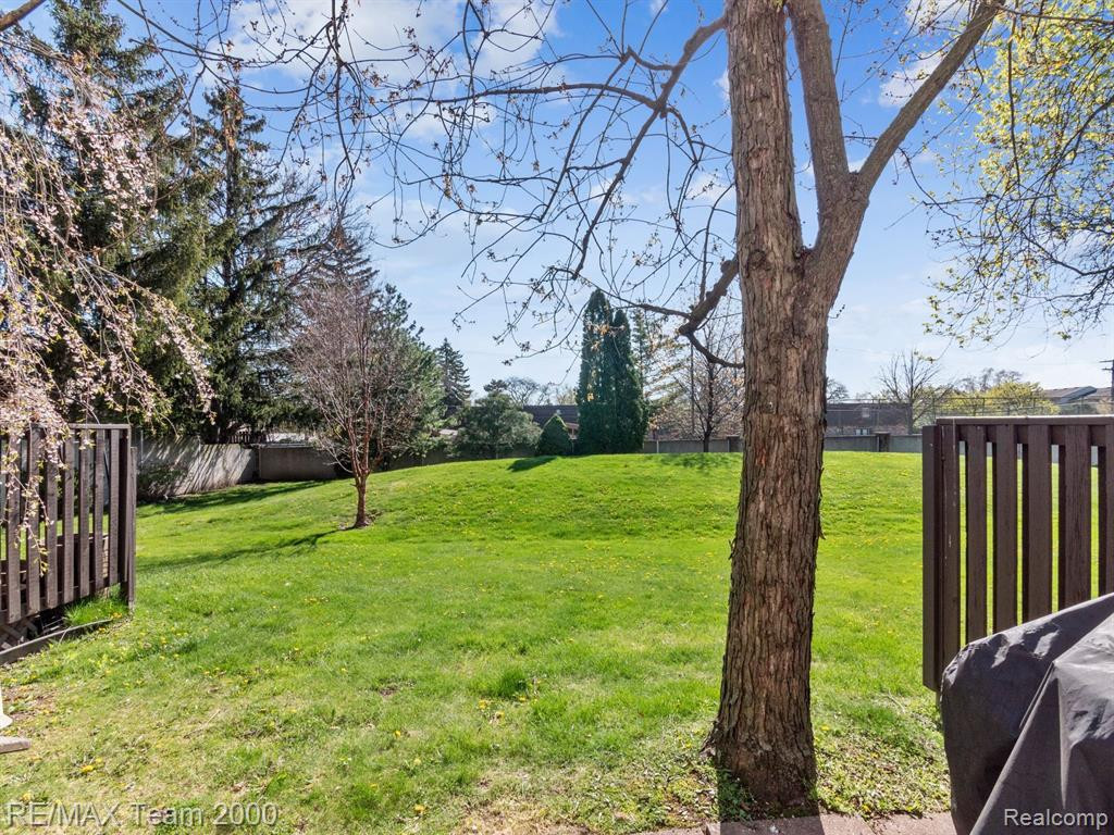 1872 NEWPORTE Court, Royal Oak, MI 48073 — Photo 24