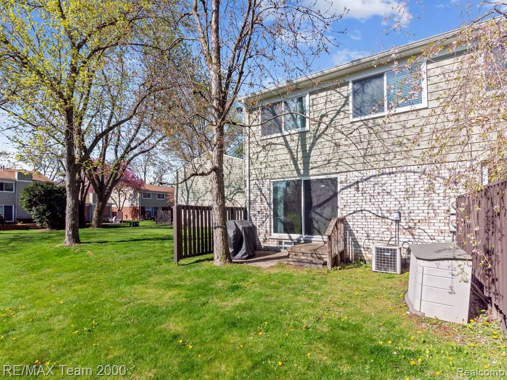 1872 NEWPORTE Court, Royal Oak, MI 48073 — Photo 25