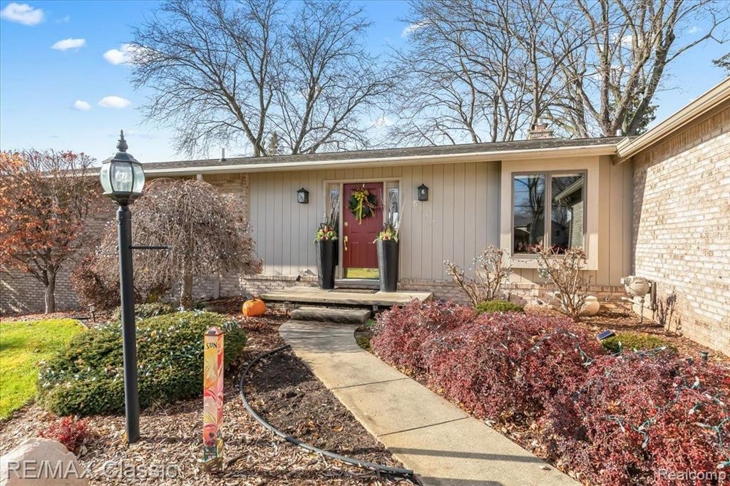 5111 SURFWOOD Drive, Commerce Twp, MI 48382 — Photo 11