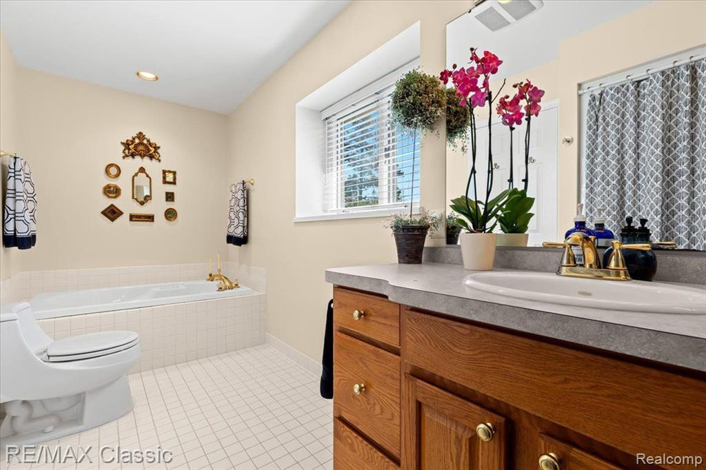 5111 SURFWOOD Drive, Commerce Twp, MI 48382 — Photo 27