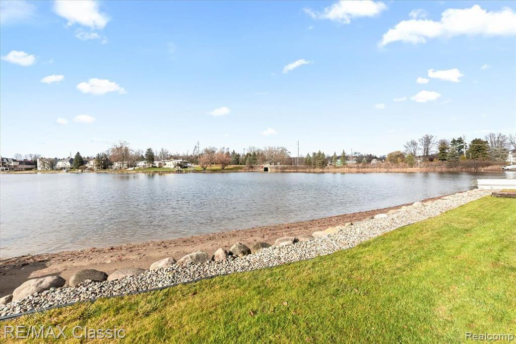 5111 SURFWOOD Drive, Commerce Twp, MI 48382 — Photo 43