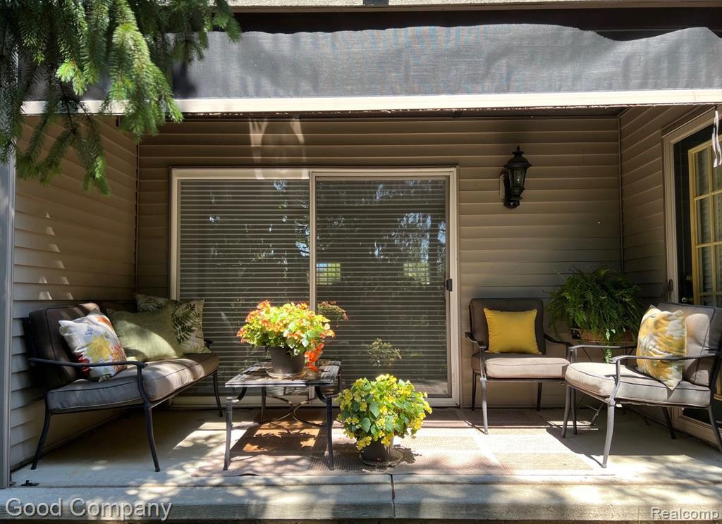 28067 CARLTON WAY Drive, Novi, MI 48377 — Photo 2