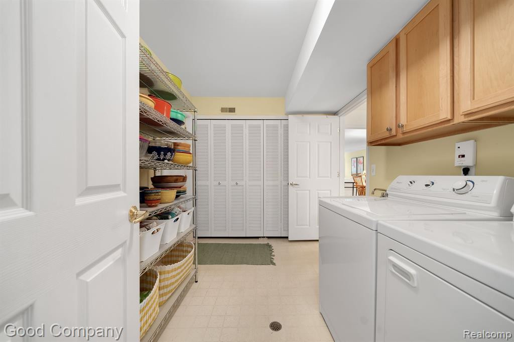 28067 CARLTON WAY Drive, Novi, MI 48377 — Photo 21