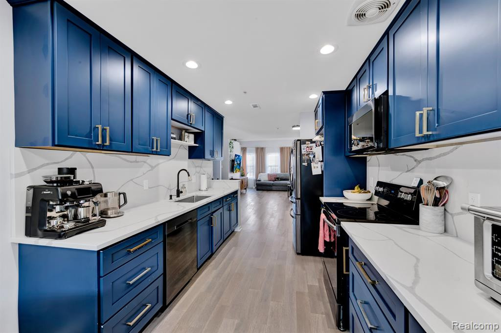 16852 FARMINGTON Road, Livonia, MI 48154 — Photo 9