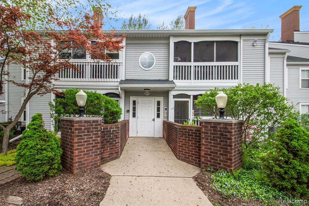 607 CURZON Court, 201, Howell, MI 48843 — Photo 2