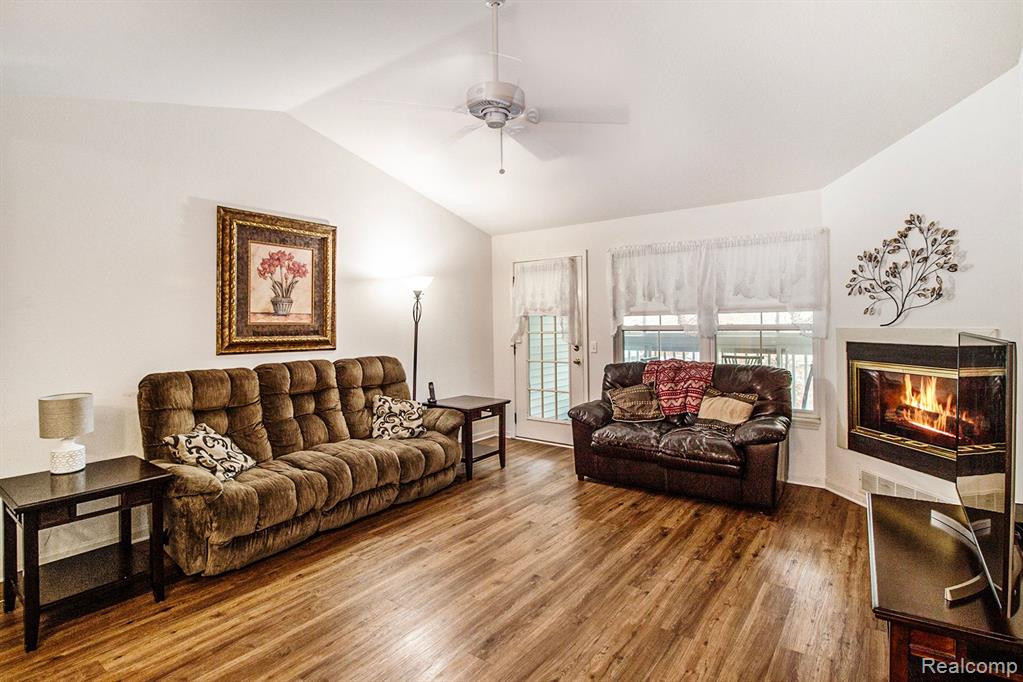 607 CURZON Court, 201, Howell, MI 48843 — Photo 4