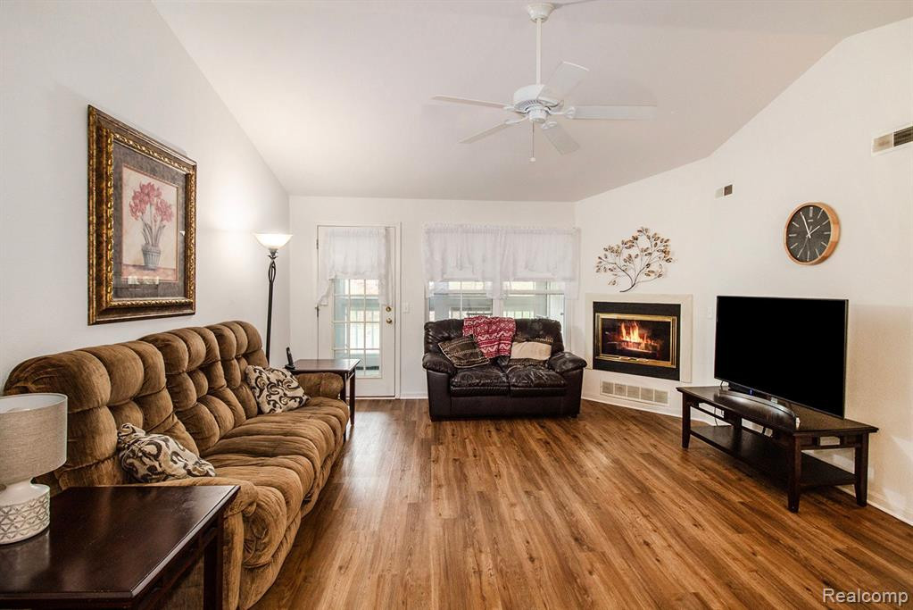 607 CURZON Court, 201, Howell, MI 48843 — Photo 5