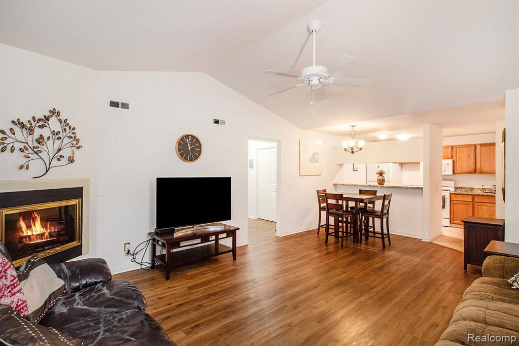 607 CURZON Court, 201, Howell, MI 48843 — Photo 6