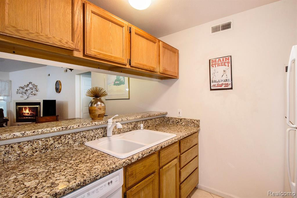 607 CURZON Court, 201, Howell, MI 48843 — Photo 9