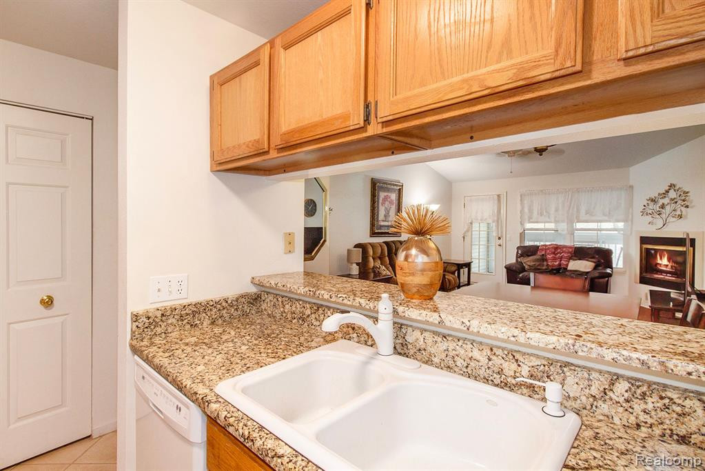 607 CURZON Court, 201, Howell, MI 48843 — Photo 10