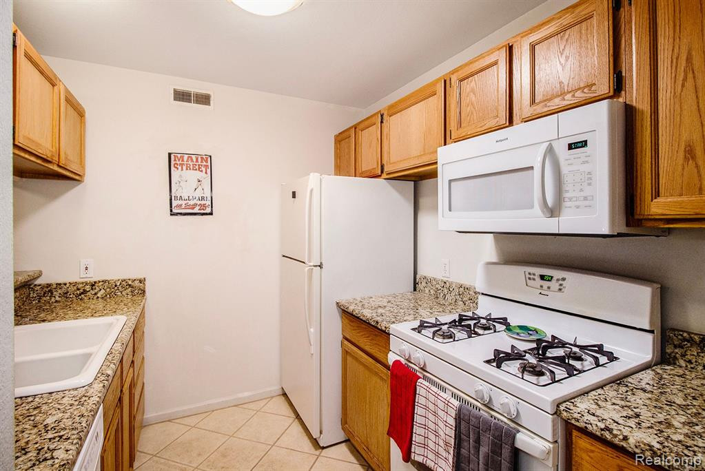 607 CURZON Court, 201, Howell, MI 48843 — Photo 11