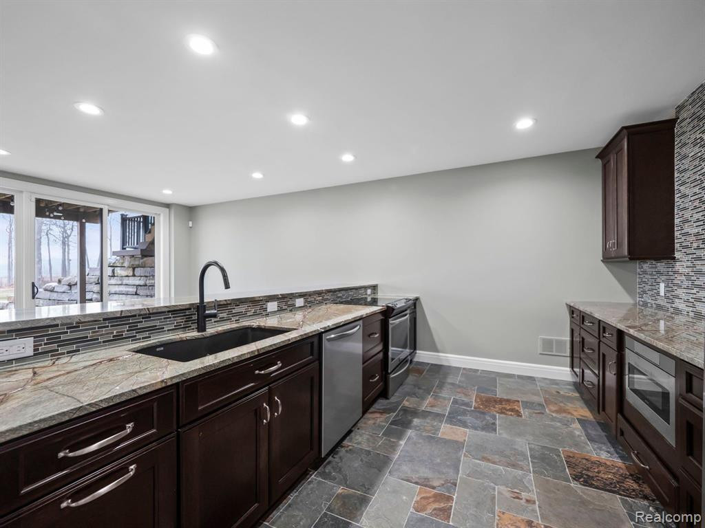 4968 Cheyenne Avenue, Waterford, MI 48327 — Photo 24