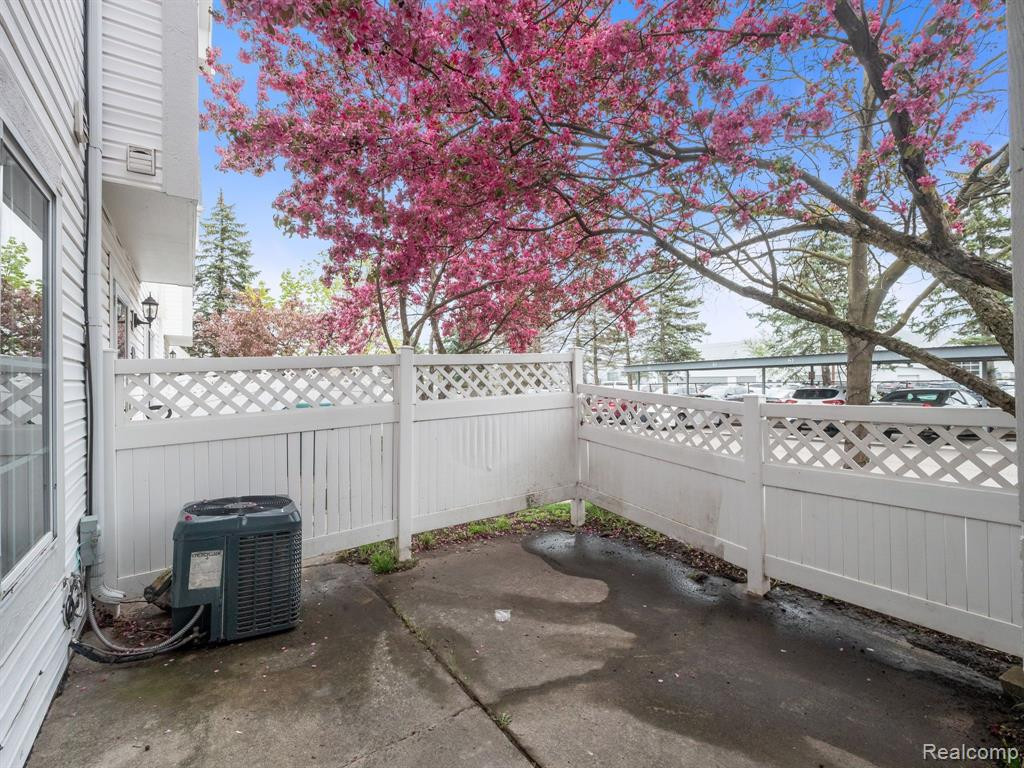 22039 ATLANTIC POINTE, Farmington Hills, MI 48336 — Photo 2