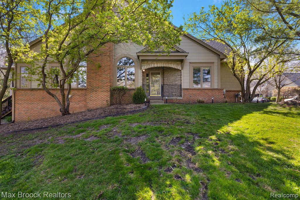 7249 Crackling Creek Circle, West Bloomfield, MI — Photo 2