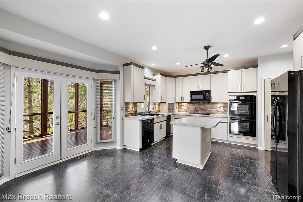 7249 Crackling Creek Circle, West Bloomfield, MI — Photo 10
