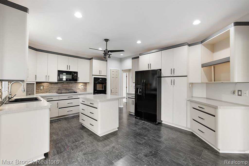 7249 Crackling Creek Circle, West Bloomfield, MI — Photo 12