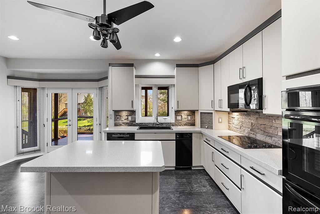 7249 Crackling Creek Circle, West Bloomfield, MI — Photo 14