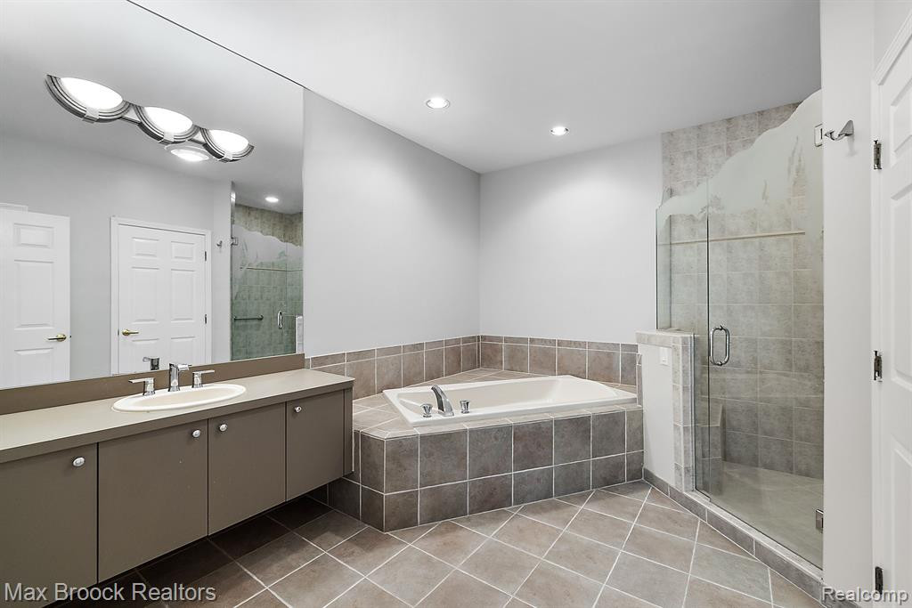 7249 Crackling Creek Circle, West Bloomfield, MI — Photo 22