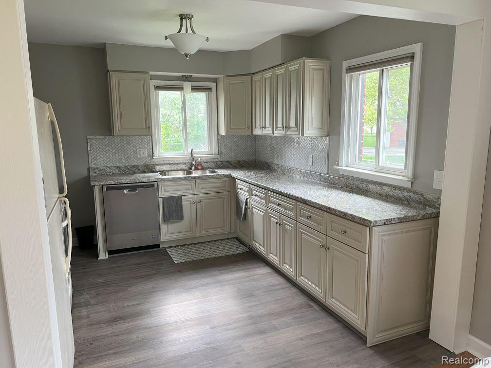 8912 HARRISON Street, Livonia, MI 48150 — Photo 12