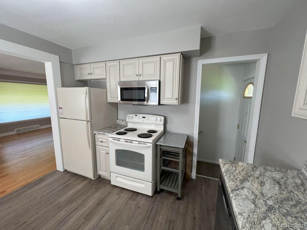 8912 HARRISON Street, Livonia, MI 48150 — Photo 15