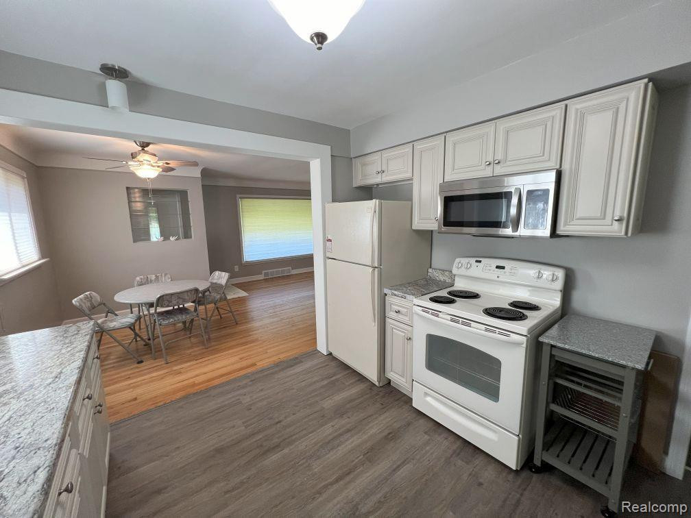 8912 HARRISON Street, Livonia, MI 48150 — Photo 17