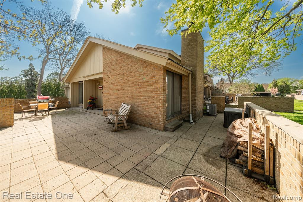 1519 S HILL Boulevard, Bloomfield Hills, MI 48304 — Photo 2