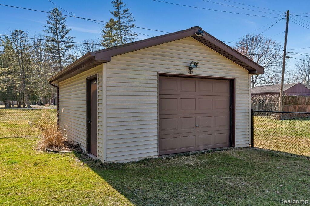 8106 WOODHALL Road, Birch Run, MI 48415 — Photo 35