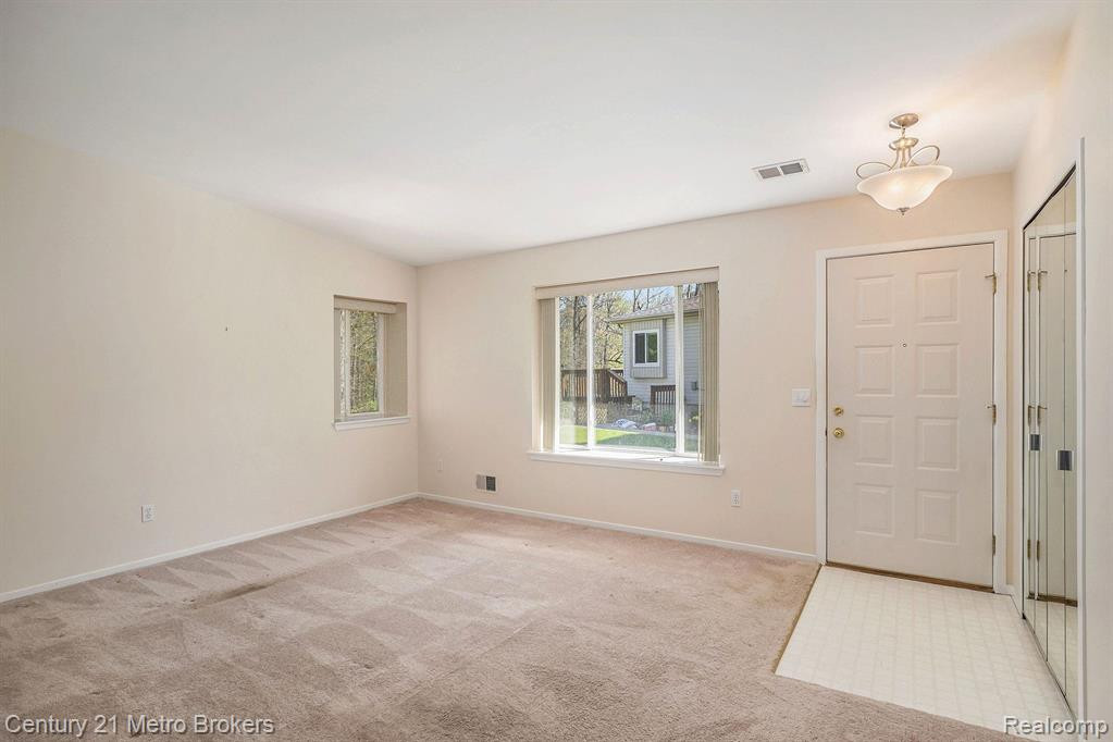 9552 PARKWOOD Drive, Grand Blanc, MI 48439 — Photo 4