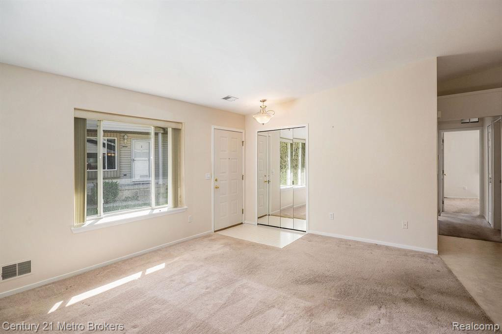 9552 PARKWOOD Drive, Grand Blanc, MI 48439 — Photo 5
