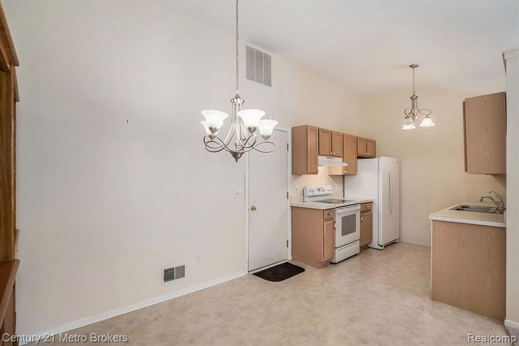 9552 PARKWOOD Drive, Grand Blanc, MI 48439 — Photo 10