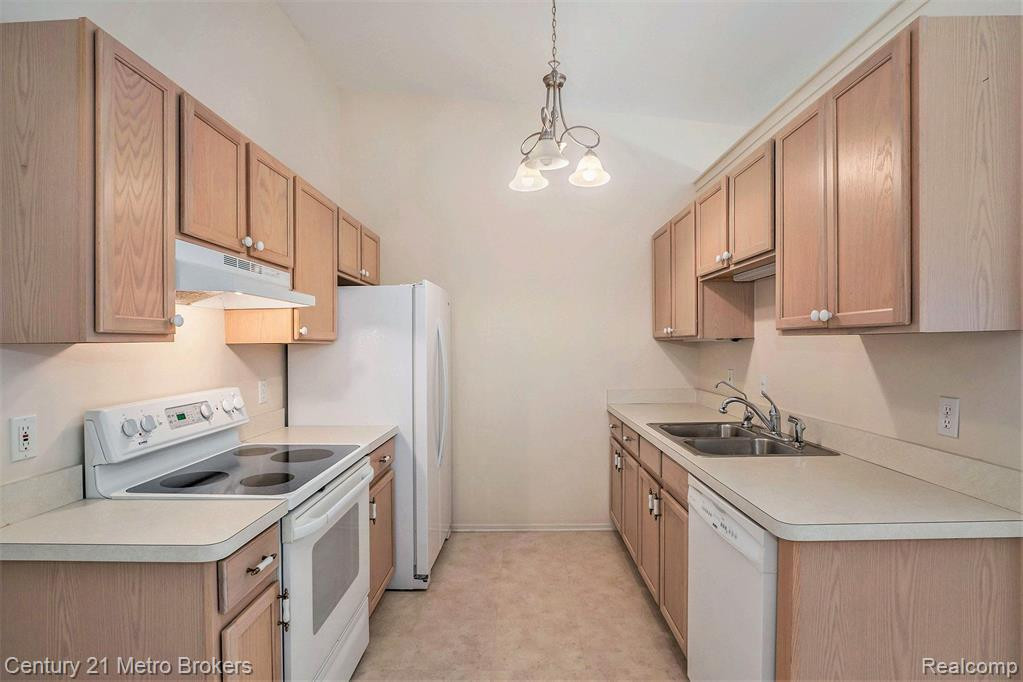 9552 PARKWOOD Drive, Grand Blanc, MI 48439 — Photo 11