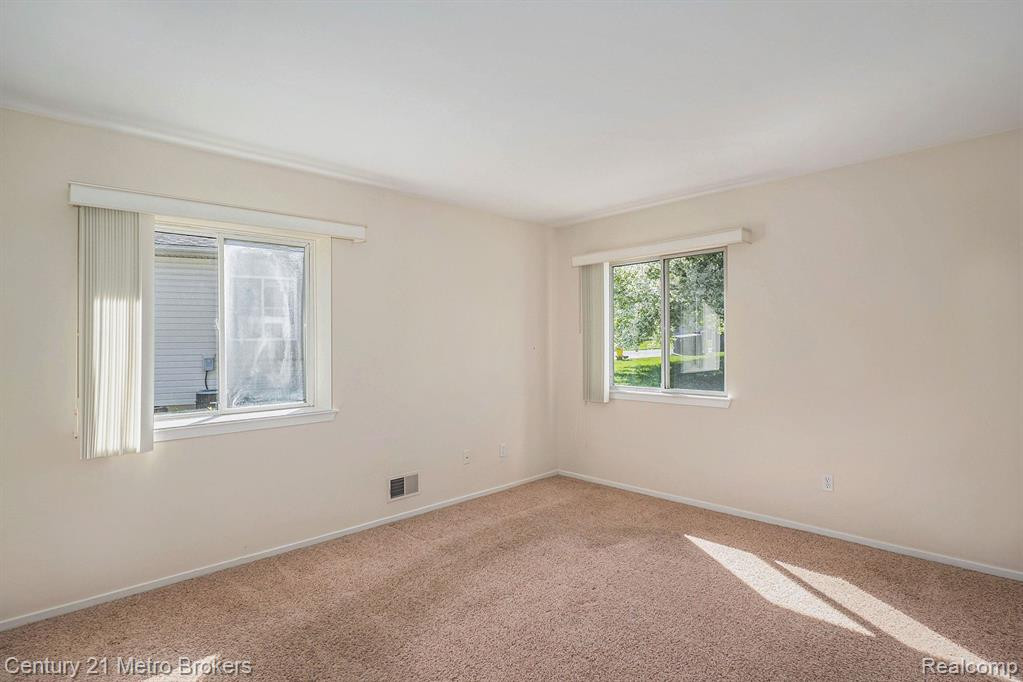 9552 PARKWOOD Drive, Grand Blanc, MI 48439 — Photo 12