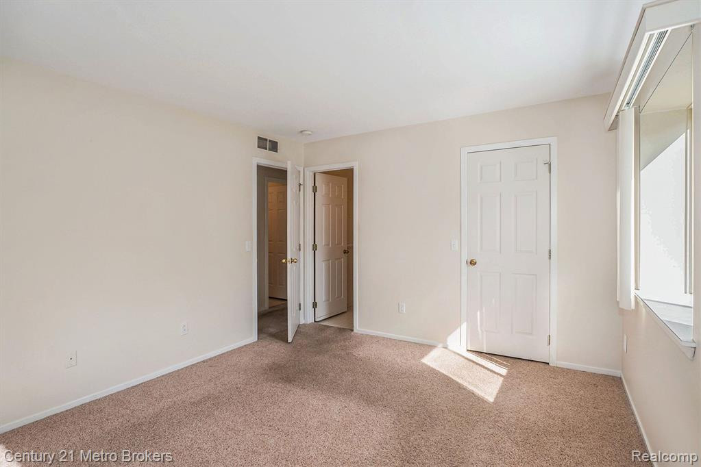 9552 PARKWOOD Drive, Grand Blanc, MI 48439 — Photo 13
