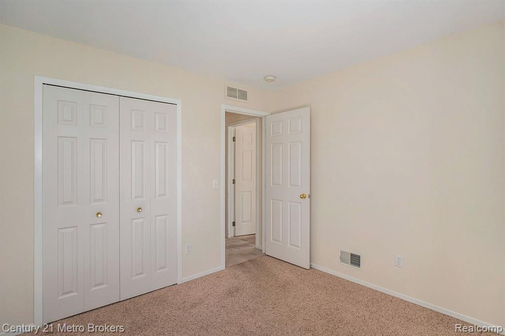 9552 PARKWOOD Drive, Grand Blanc, MI 48439 — Photo 17