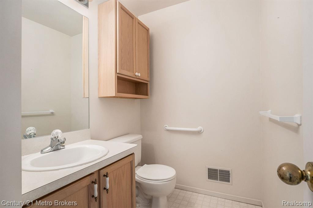 9552 PARKWOOD Drive, Grand Blanc, MI 48439 — Photo 18