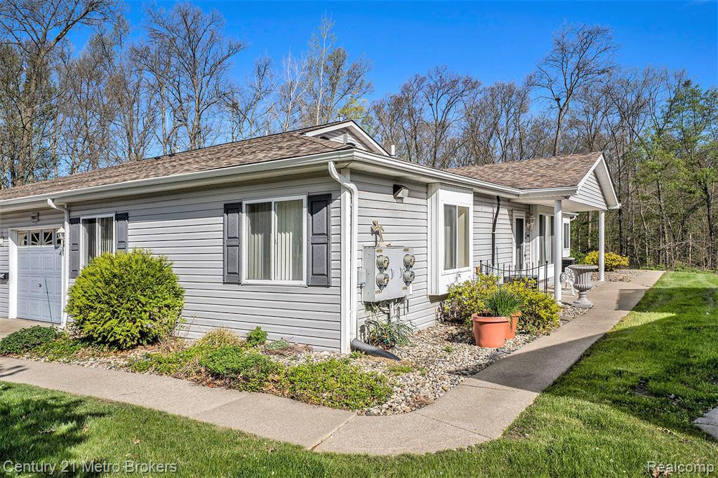 9552 PARKWOOD Drive, Grand Blanc, MI 48439 — Photo 26