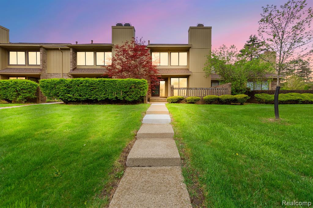 1722 S HILL Boulevard, Bloomfield Hills, MI 48304 — front exterior