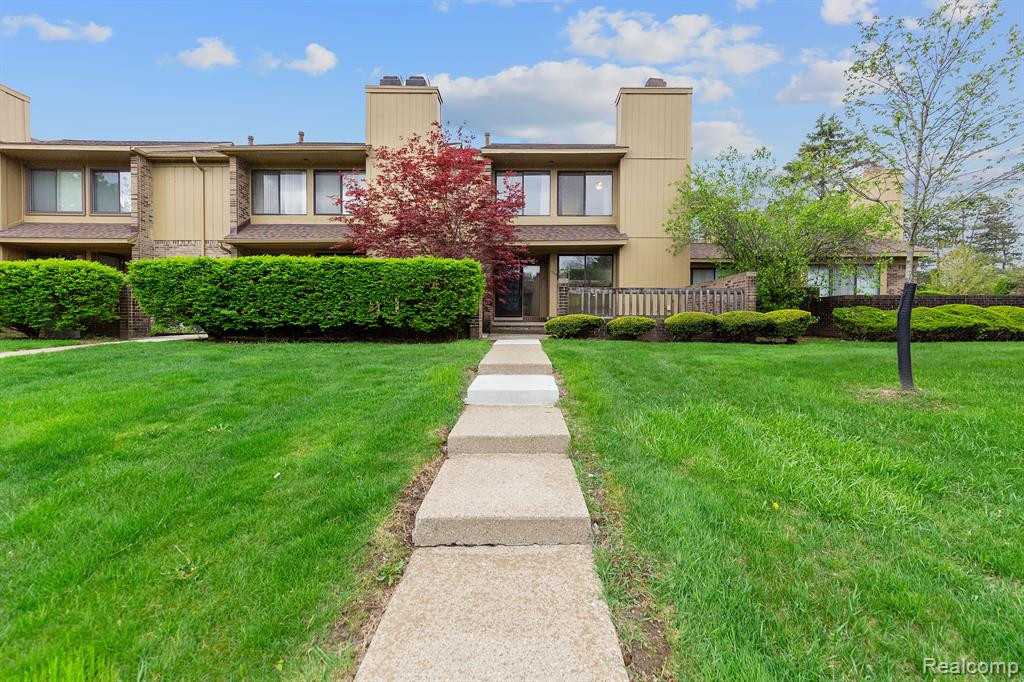 1722 S HILL Boulevard, Bloomfield Hills, MI 48304 — Photo 2