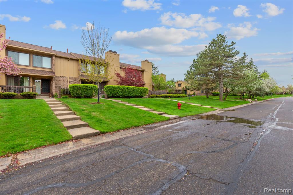 1722 S HILL Boulevard, Bloomfield Hills, MI 48304 — Photo 3