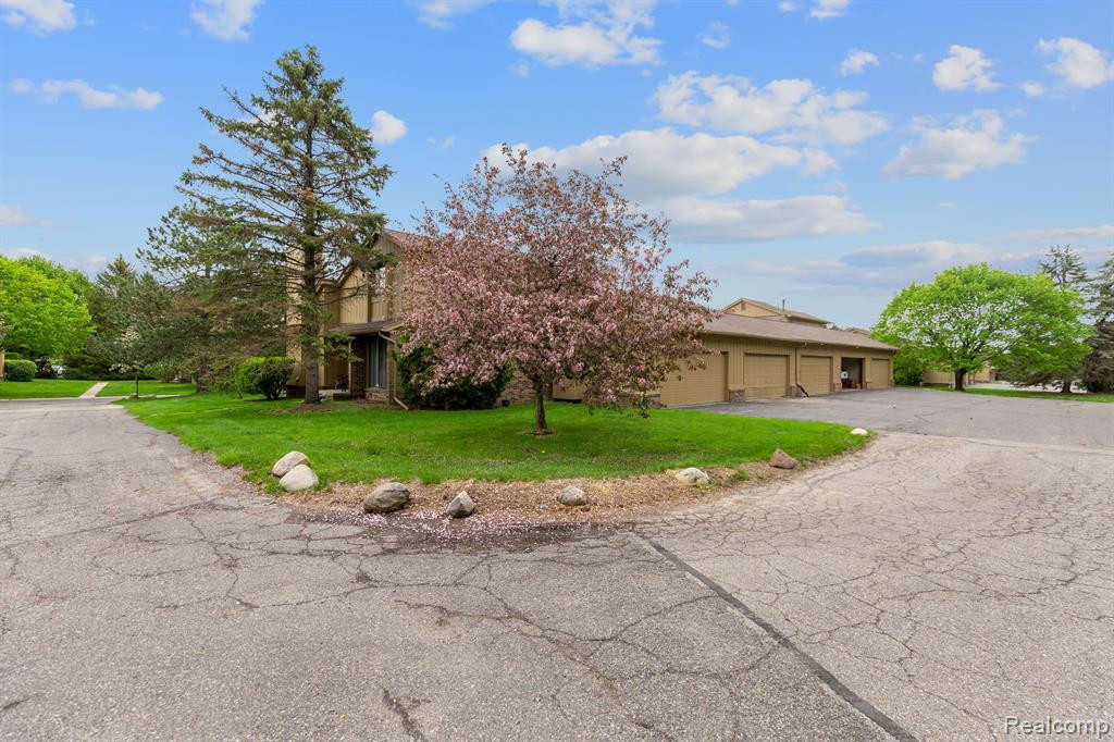 1722 S HILL Boulevard, Bloomfield Hills, MI 48304 — Photo 4