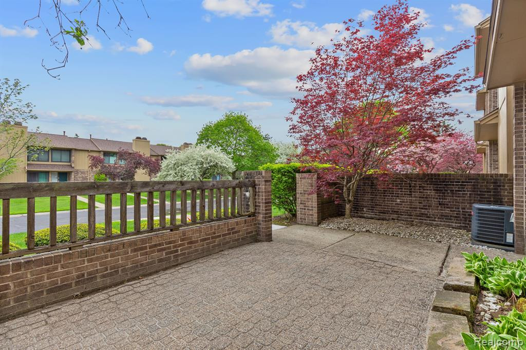 1722 S HILL Boulevard, Bloomfield Hills, MI 48304 — Photo 5