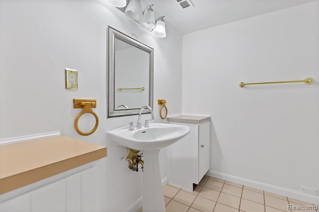 1722 S HILL Boulevard, Bloomfield Hills, MI 48304 — Photo 29